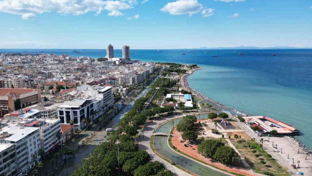 Deprem sonrası İskenderun'da korkutan görüntü: Sokaklar boşaltıldı 2